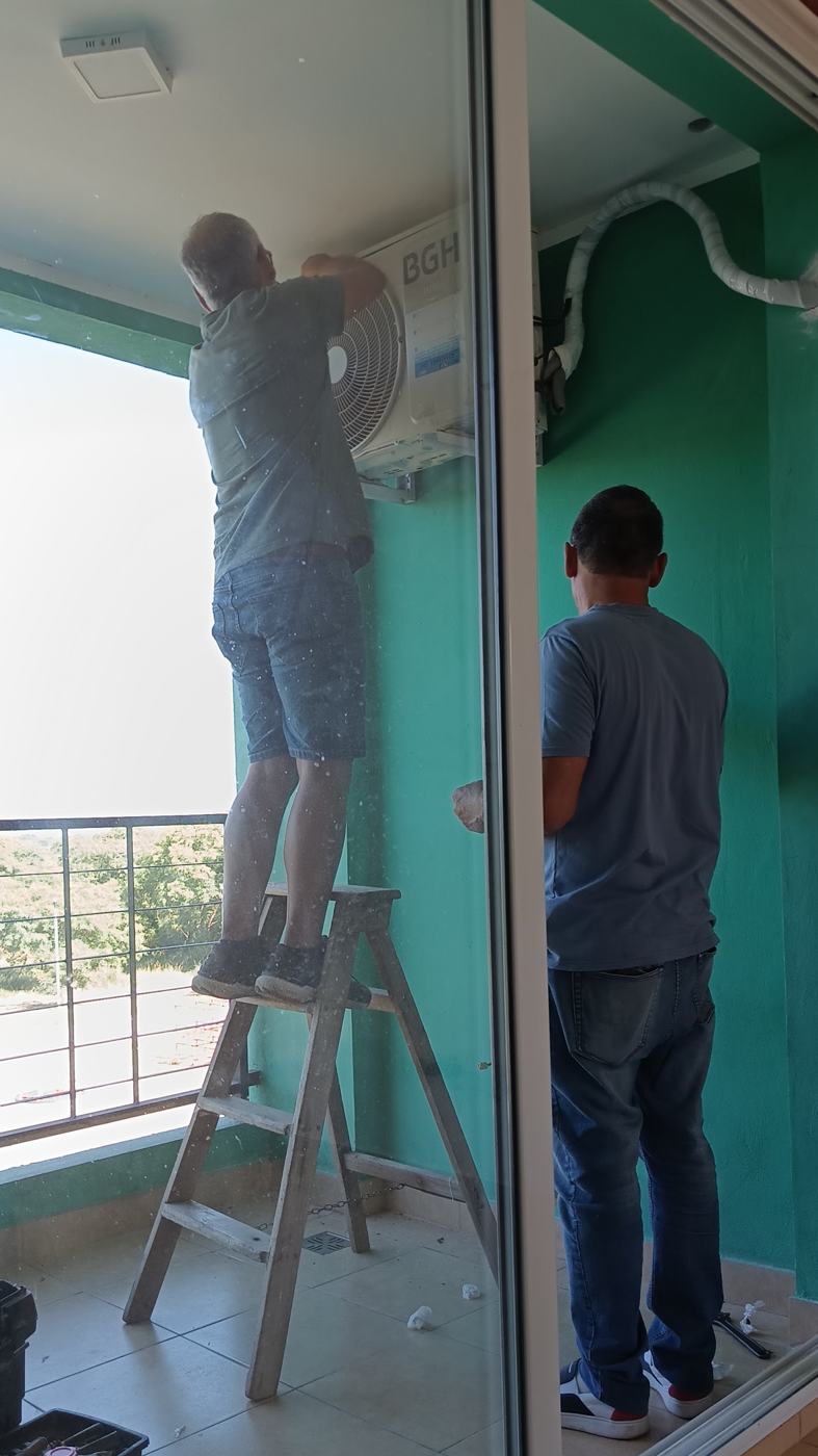 Técnicos de R.S. Instalaciones instalando un aire acondicionado